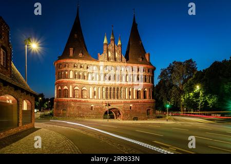 Holstentor oder Holstentor ist ein Stadttor und Museum in der Lubecker Altstadt. Foto aufgenommen am 6. Juni 2023 in Lübeck oder im H Stockfoto