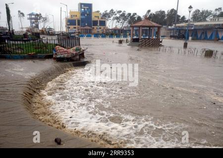 210526 -- KOLKATA, 26. Mai 2021 -- Straßen werden überflutet, nachdem der Zyklonsturm Yaas das Seebad Digha in der Nähe von Kolkata, der Hauptstadt des ostindischen Bundesstaates Westbengalen, Indien, am 26. Mai 2021 getroffen hat. Fünf Menschen wurden am Mittwoch getötet, nachdem der Zyklonsturm Yaas das Küstengebiet der ostindischen bundesstaaten Westbengalen und Odisha getroffen hatte, berichteten lokale Medien. STR/Xinhua INDIA-CYCLONIC STORM-YAAS Stringer PUBLICATIONxNOTxINxCHN Stockfoto