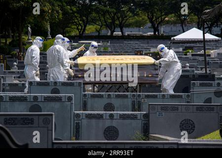 210526 -- SEMENYIH, 26. Mai 2021 -- Menschen in Schutzanzügen tragen einen Sarg, der ein COVID-19-Opfer auf einem Friedhof in Semenyih, Selangor, Malaysia, hält, 26. Mai 2021. Malaysia berichtete am Mittwoch vom höchsten täglichen Anstieg neuer bestätigter COVID-19-Fälle und Todesfälle seit Beginn der Pandemie, sagte das Gesundheitsministerium. Es wurden 7.478 neue COVID-19-Infektionen gemeldet, was die nationale Gesamtzahl auf 533.367. Weitere 63 Todesfälle wurden gemeldet, die höchste an einem einzigen Tag, die die Gesamtzahl der Todesfälle auf 2.432 erhöht. Foto von /Xinhua MALAYSIA-COVID-19-CASES ChongxVoonxChung PUBLICATIONxNOTxI Stockfoto