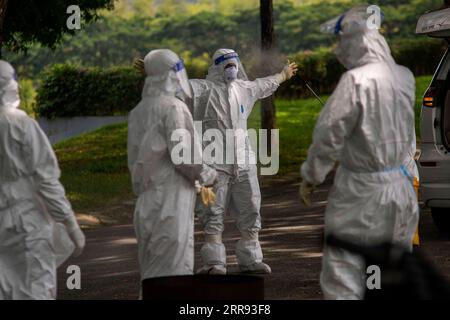 210526 -- SEMENYIH, 26. Mai 2021 -- Menschen in Schutzanzügen desinfizieren sich nach der Beerdigung eines COVID-19-Opfers auf einem Friedhof in Semenyih, Selangor, Malaysia, 26. Mai 2021. Malaysia berichtete am Mittwoch vom höchsten täglichen Anstieg neuer bestätigter COVID-19-Fälle und Todesfälle seit Beginn der Pandemie, sagte das Gesundheitsministerium. Es wurden 7.478 neue COVID-19-Infektionen gemeldet, was die nationale Gesamtzahl auf 533.367. Weitere 63 Todesfälle wurden gemeldet, die höchste an einem einzigen Tag, die die Gesamtzahl der Todesfälle auf 2.432 erhöht. Foto von /Xinhua MALAYSIA-COVID-19-CASES ChongxVoonxChung PUBLICATI Stockfoto