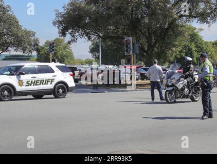 210526 -- SAN JOSE, 26. Mai 2021 -- Polizei und Ermittler arbeiten am Schauplatz einer Massenschießerei in San Jose, Kalifornien, USA, am 26. Mai 2021. Neun Personen, darunter der Verdächtige, waren tot und mindestens eine Person wurde am Mittwochmorgen nach einer Schießerei auf einem VTA-Gelände der Valley Transportation Authority nördlich der Innenstadt von San Jose im US-Bundesstaat Kalifornien verletzt. Foto von /Xinhua U.S.-CALIFORNIA-SAN JOSE-MASS SHOOTING DongxXudong PUBLICATIONxNOTxINxCHN Stockfoto