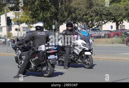 210526 -- SAN JOSE, 26. Mai 2021 -- Polizei hält Wache in der Nähe des Schauplatzes eines Massenschießens in San Jose, Kalifornien, USA, am 26. Mai 2021. Neun Personen, darunter der Verdächtige, waren tot und mindestens eine Person wurde am Mittwochmorgen nach einer Schießerei auf einem VTA-Gelände der Valley Transportation Authority nördlich der Innenstadt von San Jose im US-Bundesstaat Kalifornien verletzt. Foto von /Xinhua U.S.-CALIFORNIA-SAN JOSE-MASS SHOOTING DongxXudong PUBLICATIONxNOTxINxCHN Stockfoto