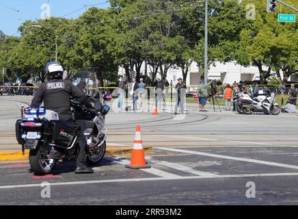 210526 -- SAN JOSE, 26. Mai 2021 -- Polizei hält Wache in der Nähe des Schauplatzes eines Massenschießens in San Jose, Kalifornien, USA, am 26. Mai 2021. Neun Personen, darunter der Verdächtige, waren tot und mindestens eine Person wurde am Mittwochmorgen nach einer Schießerei auf einem VTA-Gelände der Valley Transportation Authority nördlich der Innenstadt von San Jose im US-Bundesstaat Kalifornien verletzt. Foto von /Xinhua U.S.-CALIFORNIA-SAN JOSE-MASS SHOOTING DongxXudong PUBLICATIONxNOTxINxCHN Stockfoto