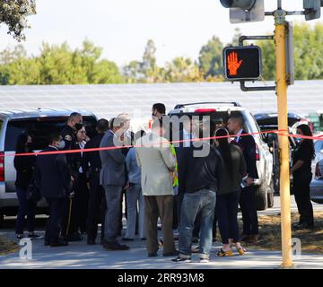 210526 -- SAN JOSE, 26. Mai 2021 -- Ermittler arbeiten am Schauplatz einer Massenschießerei in San Jose, Kalifornien, USA, am 26. Mai 2021. Neun Personen, darunter der Verdächtige, waren tot und mindestens eine Person wurde am Mittwochmorgen nach einer Schießerei auf einem VTA-Gelände der Valley Transportation Authority nördlich der Innenstadt von San Jose im US-Bundesstaat Kalifornien verletzt. Foto von Dong Xudong/Xinhua U.S.-CALIFORNIA-SAN JOSE-MASSENAUFNAHME WuxXiaoling PUBLICATIONxNOTxINxCHN Stockfoto