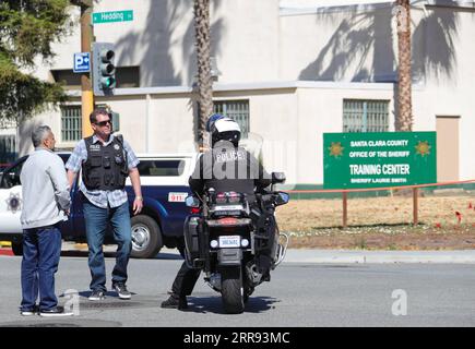 210526 -- SAN JOSE, 26. Mai 2021 -- Polizei hält Wache in der Nähe des Schauplatzes eines Massenschießens in San Jose, Kalifornien, USA, am 26. Mai 2021. Neun Personen, darunter der Verdächtige, waren tot und mindestens eine Person wurde am Mittwochmorgen nach einer Schießerei auf einem VTA-Gelände der Valley Transportation Authority nördlich der Innenstadt von San Jose im US-Bundesstaat Kalifornien verletzt. Foto von Dong Xudong/Xinhua U.S.-CALIFORNIA-SAN JOSE-MASSENAUFNAHME WuxXiaoling PUBLICATIONxNOTxINxCHN Stockfoto