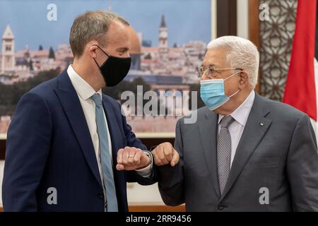 210527 -- RAMALLAH, 27. Mai 2021 -- der palästinensische Präsident Mahmoud Abbas R und der britische Außenminister Dominic Raab grüßen sich während ihres Treffens in der Westjordstadt Ramallah am 26. Mai 2021. Foto: /Xinhua MIDEAST-RAMALLAH-BRITAIN-FOREIGN SECRETARY LuayxSababa PUBLICATIONxNOTxINxCHN Stockfoto