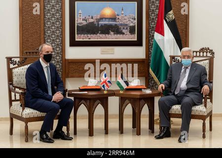 210527 -- RAMALLAH, 27. Mai 2021 -- der palästinensische Präsident Mahmoud Abbas R trifft sich am 26. Mai 2021 mit dem britischen Außenminister Dominic Raab in der Westjordstadt Ramallah. Foto: /Xinhua MIDEAST-RAMALLAH-BRITAIN-FOREIGN SECRETARY LuayxSababa PUBLICATIONxNOTxINxCHN Stockfoto