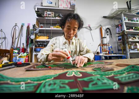 210527 -- XILINHOT, 27. Mai 2021 -- Xilinhu macht in seiner Werkstatt in Xilinhot, Nordchinas Autonome Region Innere Mongolei, am 26. Mai 2021 ein Handwerk. Reiten, Bogenschießen und Ringen werden als drei Fähigkeiten der mongolischen Volksgruppe bezeichnet. Seit 2005 hat der Handwerker Xilinhu aus der mongolischen Volksgruppe die kulturellen Symbole Sattel, Bogen und Pfeil und Ringkostüm in Handwerkskunst einbezogen, um die traditionelle Kultur der ethnischen Gruppe zu fördern. CHINA-INNERE MONGOLEI-XILINHOT-HANDWERK CN PENGXYUAN PUBLICATIONXNOTXINXCHN Stockfoto