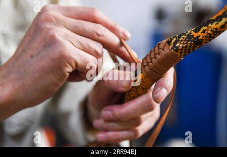 210527 -- XILINHOT, 27. Mai 2021 -- Xilinhu fertigt in seiner Werkstatt in Xilinhot, Nordchinas Autonome Region Innere Mongolei, am 26. Mai 2021 ein Bogenhandwerk. Reiten, Bogenschießen und Ringen werden als drei Fähigkeiten der mongolischen Volksgruppe bezeichnet. Seit 2005 hat der Handwerker Xilinhu aus der mongolischen Volksgruppe die kulturellen Symbole Sattel, Bogen und Pfeil und Ringkostüm in Handwerkskunst einbezogen, um die traditionelle Kultur der ethnischen Gruppe zu fördern. CHINA-INNERE MONGOLEI-XILINHOT-HANDWERK CN PENGXYUAN PUBLICATIONXNOTXINXCHN Stockfoto