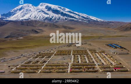 210528 -- ÜRÜMQI, 28. Mai 2021 -- Luftaufnahme, aufgenommen am 17. Mai 2021, zeigt einen Blick auf Subax Village am Fuße des Muztagh Ata im Akto County, der nordwestchinesischen autonomen Region Xinjiang Uygur. Bikmirza, ein 24-jähriger Hirte aus Kirghiz, wurde am Fuße des Muztagh Ata geboren und wuchs auf, einem Gipfel mit einer Höhe von mehr als 7.500 Metern, in den Pamirs der chinesischen Autonomen Region Xinjiang Uygur. Im Alter von 18 Jahren begann er, als Führer zu arbeiten, um Kletterern beim Tragen von Ausrüstung und Vorräten zu helfen. Die Besteigung von Muztagh Ata, ein Symbol für Tapferkeit, gilt sogar als die Zeremonie des Erwachsenwerdens für Sie vor Ort Stockfoto