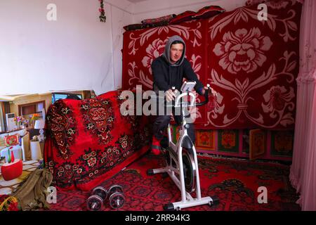 210528 -- ÜRÜMQI, 28. Mai 2021 -- Bikmirza Turdil Übungen zu Hause im Dorf Subax im Kreis Akto, Nordwestchina, Autonome Region Xinjiang Uygur, 16. Mai 2021. Bikmirza, ein 24-jähriger Hirte aus Kirghiz, wurde am Fuße des Muztagh Ata geboren und wuchs auf, einem Gipfel mit einer Höhe von mehr als 7.500 Metern, in den Pamirs der chinesischen Autonomen Region Xinjiang Uygur. Im Alter von 18 Jahren begann er, als Führer zu arbeiten, um Kletterern beim Tragen von Ausrüstung und Vorräten zu helfen. Der Aufstieg zum Muztagh Ata, ein Symbol für Tapferkeit, gilt sogar als die Eröffnungszeremonie für lokale Jugendliche. In Subax Village wo Stockfoto