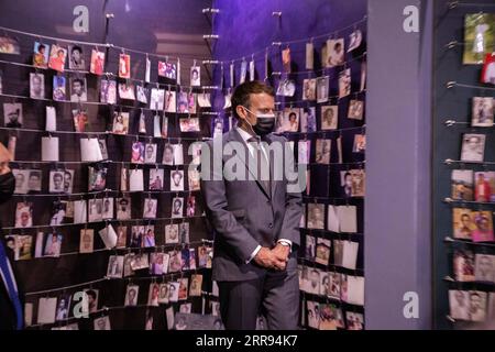 News Bilder des Tages 210527 -- KIGALI, 27. Mai 2021 -- der französische Präsident Emmanuel Macron besucht am 27. Mai 2021 das Kigali Genocide Memorial in Kigali, Ruanda. Der ruandische Präsident Paul Kagame sagte am Donnerstag, dass sich Ruanda und Frankreich auf einer gemeinsamen Pressekonferenz in Kigali mit dem französischen Präsidenten Emmanuel Macron viel besser zum Nutzen zweier Völker, politisch, wirtschaftlich und kulturell, verständigen werden. Foto von /Xinhua RWANDA-KIGALI-FRANCE-PRESIDENT-VISIT CyrilxNdegeya PUBLICATIONxNOTxINxCHN Stockfoto