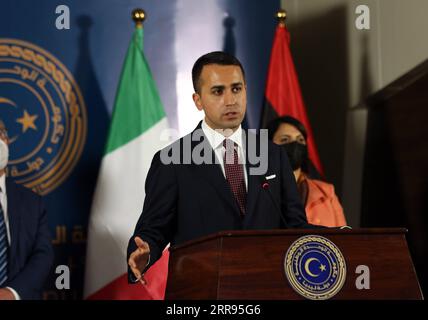 210529 -- TRIPOLI, 29. Mai 2021 -- der italienische Außenminister Luigi di Maio nimmt am 28. Mai 2021 an einer Pressekonferenz in Tripoli, Libyen, Teil. MIT Libyen, Italien, Malta und der EU über Zusammenarbeit gegen illegale Einwanderung diskutieren Foto: /Xinhua LIBYEN-TRIPOLI-ILLEGALE EINWANDERUNG HamzaxTurkia PUBLICATIONxNOTxINxCHN Stockfoto