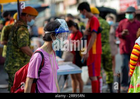 210529 -- KUALA LUMPUR, 29. Mai 2021 -- Eine Frau, die Eine Gesichtsmaske und einen Gesichtsschutz trägt, kauft auf einem Markt vor einer Abriegelung in Kuala Lumpur, Malaysia, 29. Mai 2021. Malaysia meldete am Samstag Sprünge im höchsten Tagesrekord an neuen COVID-19-Fällen und Todesfällen, nachdem die Regierung eine vollständige Sperrung angekündigt hatte, um den Ausbruch einzudämmen. Es wurde ein neues Tageshoch von 9.020 Infektionen gemeldet, ein Anstieg gegenüber dem vorherigen hoch von 8.290 Fällen, die gerade vor einem Tag verzeichnet wurden, was laut gesundheitsministerium die nationale Gesamtsumme auf 558.534. Ein neuer Anstieg der COVID-19-Fälle in Malaysia hat die Regierung gezwungen Stockfoto