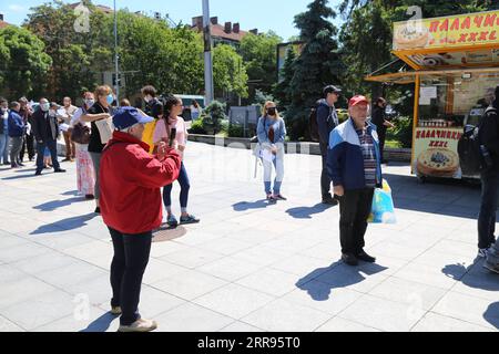 210529 -- SOFIA, 29. Mai 2021 -- Menschen warten auf eine Impfung gegen COVID-19 an einer Impfstelle im Boris Park, Sofia, Bulgarien, 29. Mai 2021. Die bulgarische Regierung verlängerte am Mittwoch den landesweiten Seuchennotstand bis Juli 31, sagte das Kabinett in einer Erklärung. Inzwischen haben die Impfungen mit 1,283 Millionen Dosen, die bisher verabreicht wurden, an Geschwindigkeit gewonnen. BULGARIEN-SOFIA-IMPFUNG LinxHao PUBLICATIONxNOTxINxCHN Stockfoto