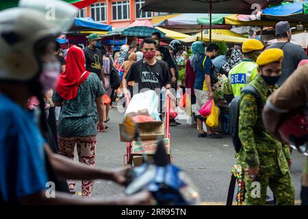 210529 -- KUALA LUMPUR, 29. Mai 2021 -- Menschen, die Gesichtsmasken tragen, kaufen auf einem Markt vor einem Lockdown in Kuala Lumpur, Malaysia, 29. Mai 2021. Malaysia meldete am Samstag Sprünge im höchsten Tagesrekord an neuen COVID-19-Fällen und Todesfällen, nachdem die Regierung eine vollständige Sperrung angekündigt hatte, um den Ausbruch einzudämmen. Es wurde ein neues Tageshoch von 9.020 Infektionen gemeldet, ein Anstieg gegenüber dem vorherigen hoch von 8.290 Fällen, die gerade vor einem Tag verzeichnet wurden, was laut gesundheitsministerium die nationale Gesamtsumme auf 558.534. Eine jüngste Zunahme der COVID-19-Fälle in Malaysia hat die Regierung dazu gezwungen, dies anzukündigen Stockfoto