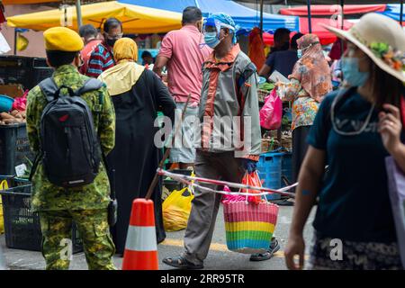 210529 -- KUALA LUMPUR, 29. Mai 2021 -- Menschen, die Gesichtsmasken tragen, kaufen auf einem Markt vor einem Lockdown in Kuala Lumpur, Malaysia, 29. Mai 2021. Malaysia meldete am Samstag Sprünge im höchsten Tagesrekord an neuen COVID-19-Fällen und Todesfällen, nachdem die Regierung eine vollständige Sperrung angekündigt hatte, um den Ausbruch einzudämmen. Es wurde ein neues Tageshoch von 9.020 Infektionen gemeldet, ein Anstieg gegenüber dem vorherigen hoch von 8.290 Fällen, die gerade vor einem Tag verzeichnet wurden, was laut gesundheitsministerium die nationale Gesamtsumme auf 558.534. Eine jüngste Zunahme der COVID-19-Fälle in Malaysia hat die Regierung dazu gezwungen, dies anzukündigen Stockfoto