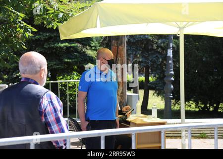 210529 -- SOFIA, 29. Mai 2021 -- Foto zeigt eine Impfstelle im Boris Park, Sofia, Bulgarien, 29. Mai 2021. Die bulgarische Regierung verlängerte am Mittwoch den landesweiten Seuchennotstand bis Juli 31, sagte das Kabinett in einer Erklärung. Inzwischen haben die Impfungen mit 1,283 Millionen Dosen, die bisher verabreicht wurden, an Geschwindigkeit gewonnen. BULGARIEN-SOFIA-IMPFUNG LinxHao PUBLICATIONxNOTxINxCHN Stockfoto