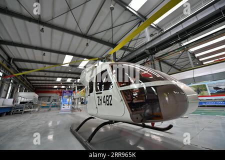 210530 -- TAIYUAN, 30. Mai 2021 -- Ein Hubschrauber ist auf der Shanxi Helicopter Development and Manufacturing Base in Taiyuan, nordchinesische Provinz Shanxi, am 26. Mai 2021 ausgestellt. Die Entwicklungs- und Fertigungsbasis von Shanxi Helicopter mit Hauptsitz in Taiyuan wurde vor kurzem in Betrieb genommen. Die Basis verfügt über ein professionelles Hubschrauberdesign- und Forschungsteam mit mehr als 7.000 proprietären Designs. Derzeit produziert die Basis hauptsächlich einmotorige zweisitzige und zweimotorige viersitzige Hubschrauber, die für Tourismus, Landwirtschaft, Flugausbildung, Feuerrettung und medizinische Hilfe dienen. CHI Stockfoto