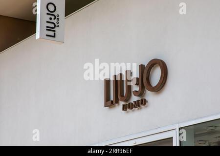 Mailand, Italien - 09 06 2023 : liu Jo uomo italienischer Fassadenladen Logo Marke und Textschild italien Store Mode Signage auf Kette Wand Eingang Boutique Stockfoto