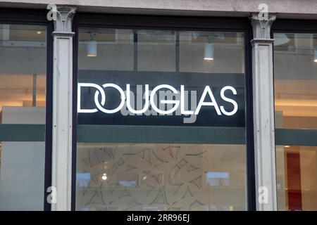 Mailand, Italien - 09 01 2023 : douglas Logo Text und Fassadenschild Shop deutsche Marke Kette von Kosmetik Boutique Eingang Stockfoto