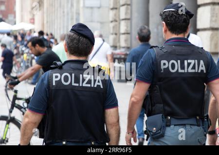 Mailand, Italien - 08 17 2023 : Polizia italia Polizist Polizei in italienischer Mann Rückansicht Stockfoto