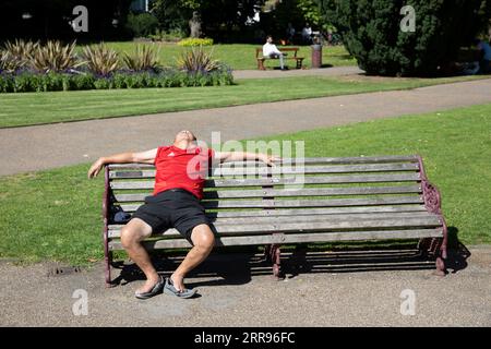 Genießen Sie die Sonne an einem sonnigen Nachmittag in Forbury Gardens, Reading, Berkshire, England, Vereinigtes Königreich, Europa Stockfoto