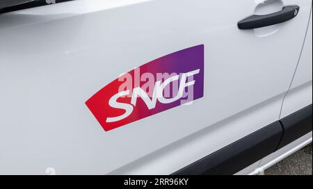 Bordeaux, Frankreich - 08 22 2023 : SNCF-Logo-Zeichen und Textmarke auf dem Seitenwagen des Bahnhofs nationale Gesellschaft der französischen Eisenbahngesellschaft in Frankreich Stockfoto