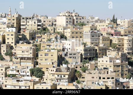 Amman Jordan Residentshäuser auf den Hügeln der Hauptstadt Amman - beachten Sie die Wasserspeicher auf den Dächern - aufgenommen im August 2023 Stockfoto