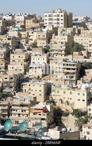 Amman Jordan Residentshäuser auf den Hügeln der Hauptstadt Amman - beachten Sie die Wasserspeicher auf den Dächern - aufgenommen im August 2023 Stockfoto