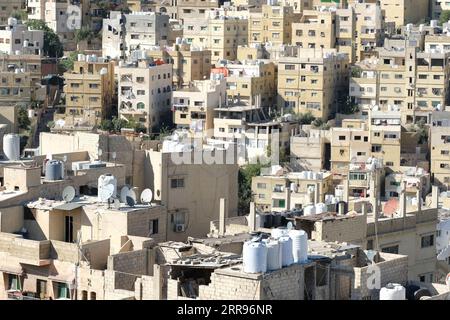 Amman Jordan Residentshäuser auf den Hügeln der Hauptstadt Amman - beachten Sie die Wasserspeicher auf den Dächern - aufgenommen im August 2023 Stockfoto