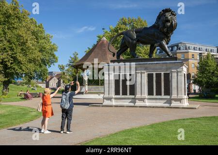 Die Löwenstatue in Forbury Gardens an einem sonnigen Sommernachmittag, Reading, Berkshire, England, Vereinigtes Königreich, Europa Stockfoto