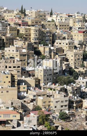 Amman Jordan Residentshäuser auf den Hügeln der Hauptstadt Amman - beachten Sie die Wasserspeicher auf den Dächern - aufgenommen im August 2023 Stockfoto