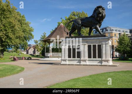 Die Löwenstatue in Forbury Gardens an einem sonnigen Sommernachmittag, Reading, Berkshire, England, Vereinigtes Königreich, Europa Stockfoto