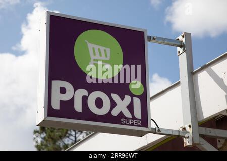 Bordeaux, Frankreich - 09 01 2023 : proxi Fassade Supermarkt Logo Marke und Text Schild Shop auf Eingang Lebensmittel Einzelhandel Stockfoto