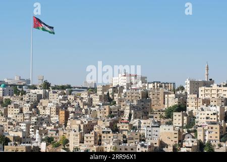 Amman Jordanien 2023 hing die große jordanische Nationalflagge über den Wohnvororten der Stadt Amman Stockfoto