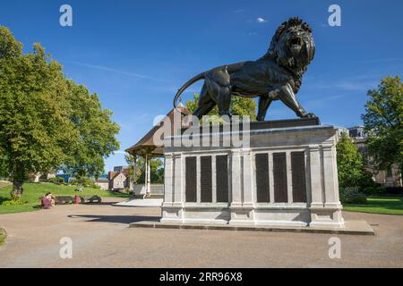 Die Löwenstatue in Forbury Gardens an einem sonnigen Sommernachmittag, Reading, Berkshire, England, Vereinigtes Königreich, Europa Stockfoto