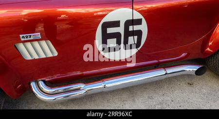 Bordeaux, Frankreich - 09 04 2023 : AC Cobra 427 ford Sportwagen Logo Marke und Textschild mit 66 Nummer Scoop Seite Rennfahrzeug Vintage Stockfoto