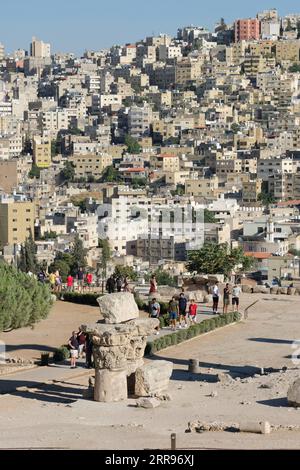 Besucher und Touristen aus Amman Jordanien spazieren durch die antiken Ruinen der Zitadelle mit Blick auf die Hauptstadt Amman Stockfoto