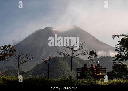 News Themen der Woche KW22 News Bilder des Tages 210531 -- YOGYAKARTA, 31. Mai 2021 -- Foto aufgenommen am 31. Mai 2021 zeigt weißen Rauch, der vom Mount Merapi spuckt, wie er bei Klangon im Bezirk Sleman, Yogyakarta, Indonesien, zu sehen ist. Foto: /Xinhua INDONESIA-YOGYAKARTA-MOUNT MERAPI Supriyanto PUBLICATIONxNOTxINxCHN Stockfoto