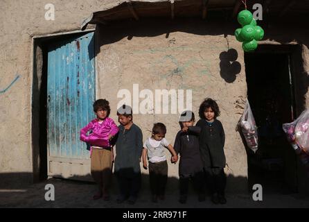 News Bilder des Tages 210531 -- KABUL, 31. Mai 2021 -- Foto aufgenommen am 31. Mai 2021 zeigt vertriebene Kinder in einem provisorischen Lager der Binnenvertriebenen in Kabul, der Hauptstadt Afghanistans. ZU DIESEM Feature: Afghan Children Obtain Fear, Hope AFGHANISTAN-KABUL-INT L CHILDREN S DAY RahmatullahxAlizadah PUBLICATIONxNOTxINxCHN Stockfoto