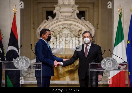 News Bilder des Tages 210531 -- ROM, 31. Mai 2021 -- der italienische Premierminister Mario Draghi R gibt dem libyschen Premierminister Abdul Hamid Dbeibah bei einer gemeinsamen Pressekonferenz am 31. Mai 2021 in Rom die Hand. Italien und Libyen werden bei der illegalen Einwanderung und den erneuerbaren Energien zusammenarbeiten, sagten Draghi und Dbeibah den Reportern auf der gemeinsamen Pressekonferenz, nachdem sie sich am Montag hier getroffen hatten. Via Xinhua ITALIEN-ROM-LIBYEN-PMS-PRESS-KONFERENZ Pool PUBLICATIONxNOTxINxCHN Stockfoto