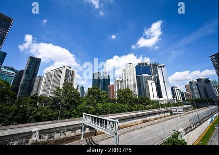 210601 -- KUALA LUMPUR, 1. Juni 2021 -- Foto aufgenommen am 1. Juni 2021 zeigt eine Straßenszene, als Malaysia mit der Einführung der vollständigen Sperrung in Kuala Lumpur, Malaysia, beginnt. Malaysia hat am Dienstag landesweit eine zweiwöchige Sperrung eingeleitet, um die COVID-19-Infektionen zu reduzieren. Es dürfen nur wesentliche Sektoren betrieben werden, und es bestehen Reisebeschränkungen, um die Menschen in einem Umkreis von 10 km um ihre Häuser zu halten. MALAYSIA-COVID-19-LANDESWEITE LOCKDOWN ZhuxWei PUBLICATIONxNOTxINxCHN Stockfoto