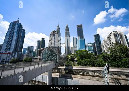 210601 -- KUALA LUMPUR, 1. Juni 2021 -- Foto aufgenommen am 1. Juni 2021 zeigt eine Straßenszene, als Malaysia mit der Einführung der vollständigen Sperrung in Kuala Lumpur, Malaysia, beginnt. Malaysia hat am Dienstag landesweit eine zweiwöchige Sperrung eingeleitet, um die COVID-19-Infektionen zu reduzieren. Es dürfen nur wesentliche Sektoren betrieben werden, und es bestehen Reisebeschränkungen, um die Menschen in einem Umkreis von 10 km um ihre Häuser zu halten. MALAYSIA-COVID-19-LANDESWEITE LOCKDOWN ZhuxWei PUBLICATIONxNOTxINxCHN Stockfoto