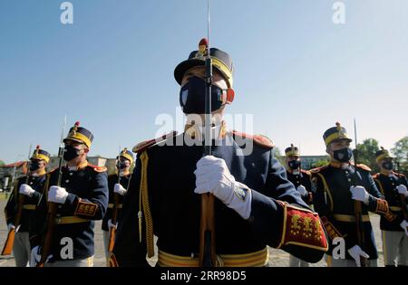 210602 -- PEKING, 2. Juni 2021 -- rumänische Soldaten einer Ehrenwache nehmen an einer Zeremonie zum 76. Jahrestag des Endes des Zweiten Weltkriegs in Europa Teil, bekannt als Tag des Sieges in Europa, bei einer Veranstaltung, die vor der Militärakademie in Bukarest, Rumänien, am 9. Mai 2021 organisiert wurde. Foto von /Xinhua Portraits vom Mai 2021 CristianxCristel PUBLICATIONxNOTxINxCHN Stockfoto