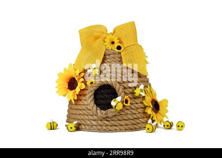 DIY Seil Bienenstock Dekoration mit gefälschten Blumen, Juteseil und niedlichen Filzbienen auf weißem Hintergrund Stockfoto