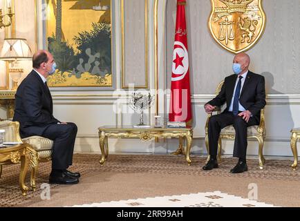 210603 -- TUNIS, 3. Juni 2021 -- tunesischer Präsident Kais Saied R trifft sich mit dem französischen Premierminister Jean Castex in Tunis, Tunesien, am 3. Juni 2021. /Handout via Xinhua TUNESIEN-TUNIS-FRANZÖSISCH PM-MEETING TUNESIENXVORSITZ PUBLICATIONxNOTxINxCHN Stockfoto