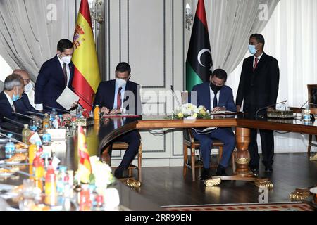 210603 -- TRIPOLI, 3. Juni 2021 -- der libysche Premierminister Abdul Hamid Dbeibah 2. R und der spanische Premierminister Pedro Sanchez 3. R unterzeichnen am 3. Juni 2021 in Tripoli, Libyen, Memoranden. Der libysche Premierminister Abdul Hamid Dbeibah traf sich am Donnerstag mit seinem spanischen Amtskollegen Pedro Sanchez über die Möglichkeiten zur Intensivierung der bilateralen Beziehungen, sagte eine Erklärung der Regierung. Foto von /Xinhua LIBYA-TRIPOLI-SPAIN-PM-VISIT HamzaxTurkia PUBLICATIONxNOTxINxCHN Stockfoto