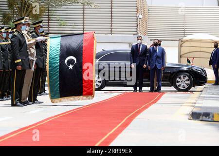 210603 -- TRIPOLI, 3. Juni 2021 -- der libysche Premierminister Abdul Hamid Dbeibah C-R begrüßt den Besuch des spanischen Premierministers Pedro Sanchez C-L in Tripoli, Libyen, am 3. Juni 2021. Der libysche Premierminister Abdul Hamid Dbeibah traf sich am Donnerstag mit seinem spanischen Amtskollegen Pedro Sanchez über die Möglichkeiten zur Intensivierung der bilateralen Beziehungen, sagte eine Erklärung der Regierung. Foto von /Xinhua LIBYA-TRIPOLI-SPAIN-PM-VISIT HamzaxTurkia PUBLICATIONxNOTxINxCHN Stockfoto