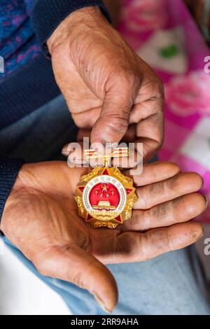 210606 -- YICHUN, 6. Juni 2021 -- Zhang Yingshan zeigt die Medaille des National Model Worker, die er zu Hause in einer Waldfarm verliehen bekam, die vom Wumahe Forst Bureau in der Stadt Yichun, Provinz Heilongjiang im Nordosten Chinas, am 3. Juni 2021 verwaltet wurde. Sein ganzes Leben lang hat Zhang Yingshan, 65, seit über 45 Jahren mit Bäumen gearbeitet. Nach dem Schritt seines Vaters wurde Zhang 1975 Forstarbeiter im Forstbüro Wumahe. Neun Jahre später eröffnete er die erste familiengeführte Waldfarm des Büros und pflanzte jedes Jahr 30 Hektar Bäume. Von 1981 bis 2011 pflanzten Zhang und seine Frau Yan Yuping aroun Stockfoto